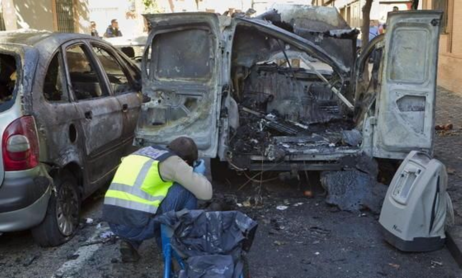 Un policía fotografía la furgoneta siniestrada.  Foto: Jaime Martínez