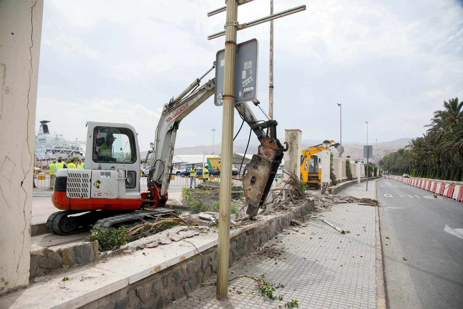 Las imágenes del derribo de la valla del Puerto, entrada de Muelle de Levante y Ribera I de Almería
