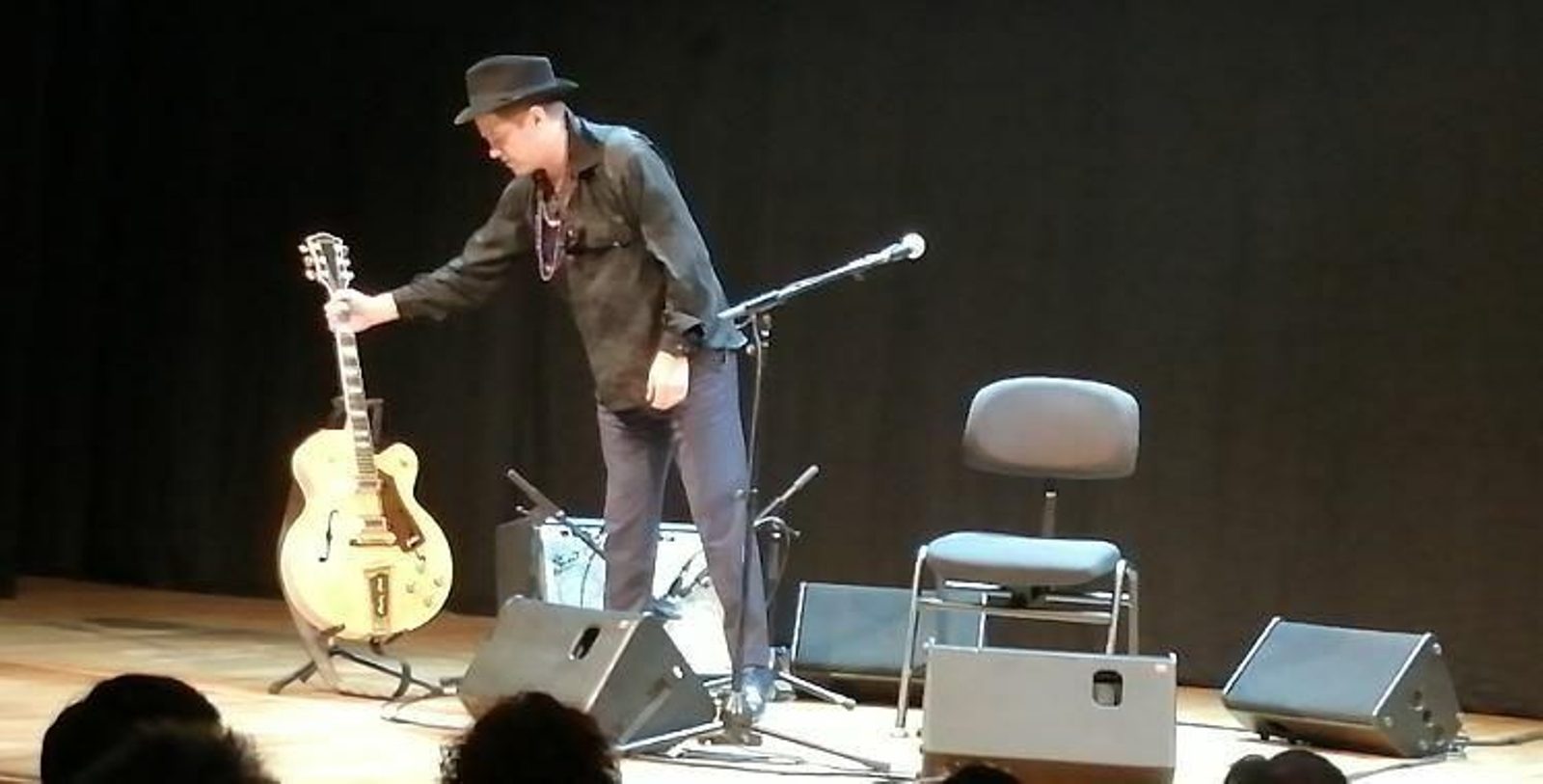 Juan Perro disponiéndose a comenzar su concierto