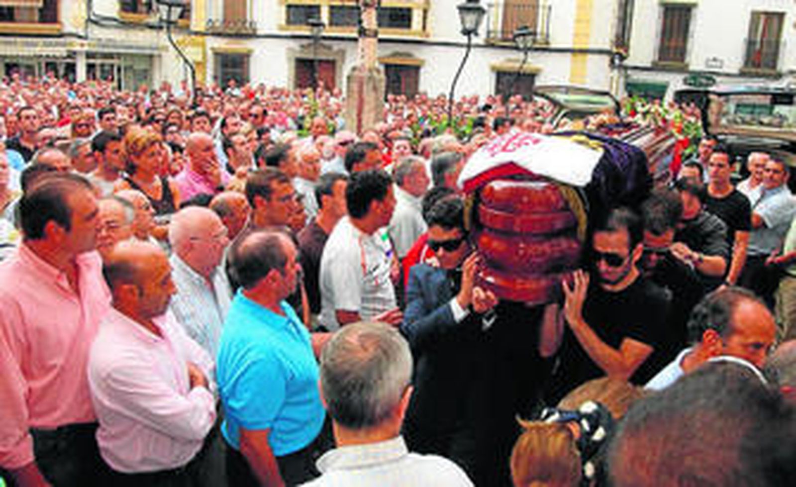 Los vecinos de Aguilar de la Frontera llenaron la plaza de San José para acompañar a la familia.