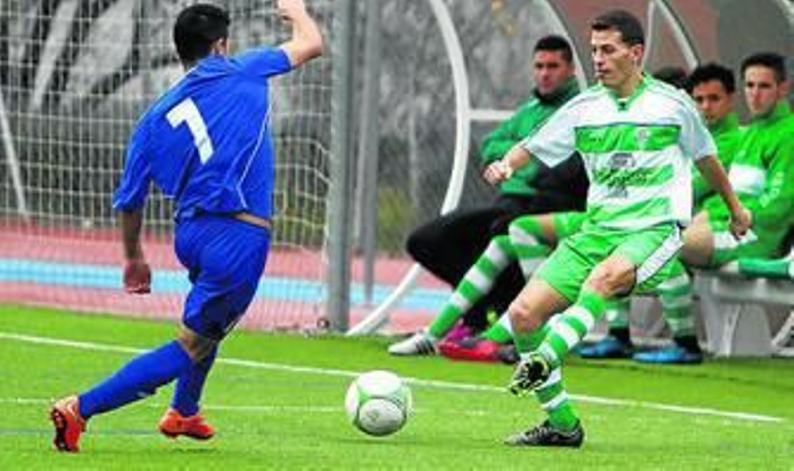 Un jugador del Celtic toca en corto en el duelo de ayer.