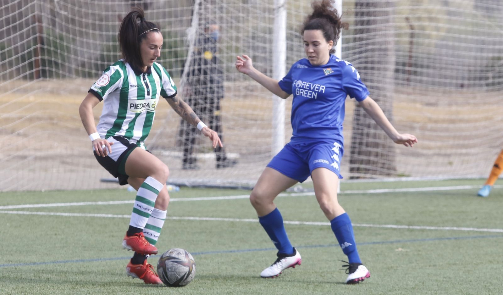 Paula Moreno es presionada por una jugadora del Betis B.