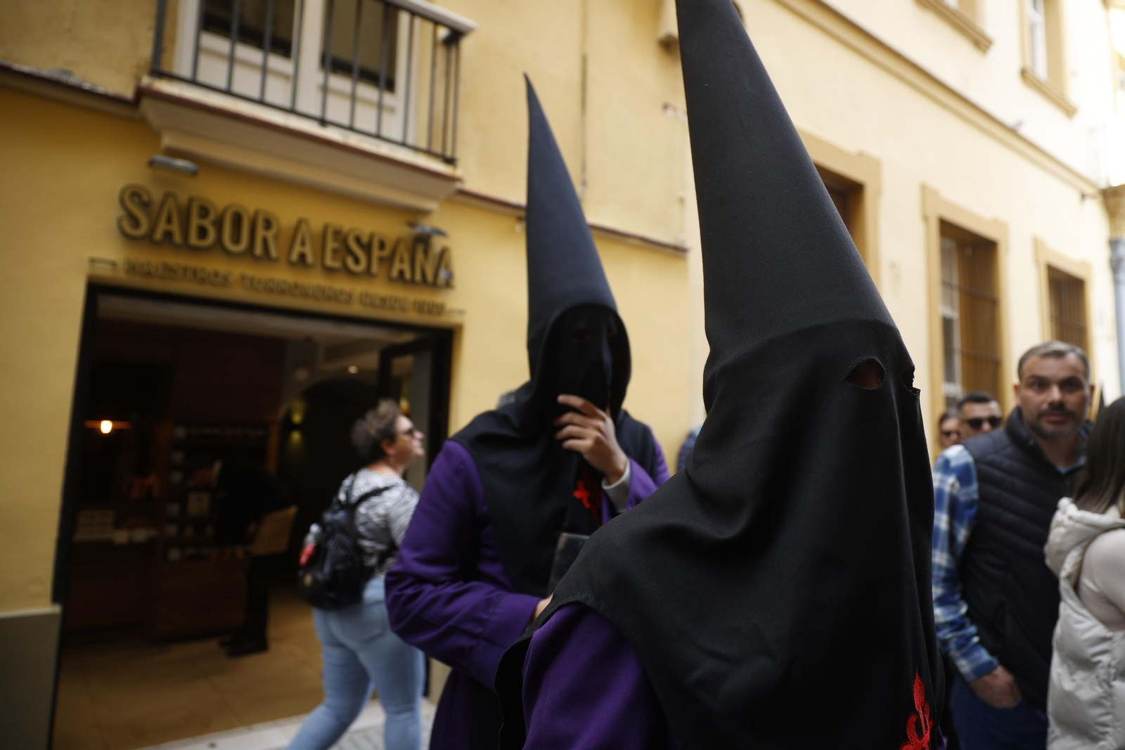 imágenes de la salida de Piedad, bajo llluvia y granizo, en la Semana Santa de Cádiz 2025
