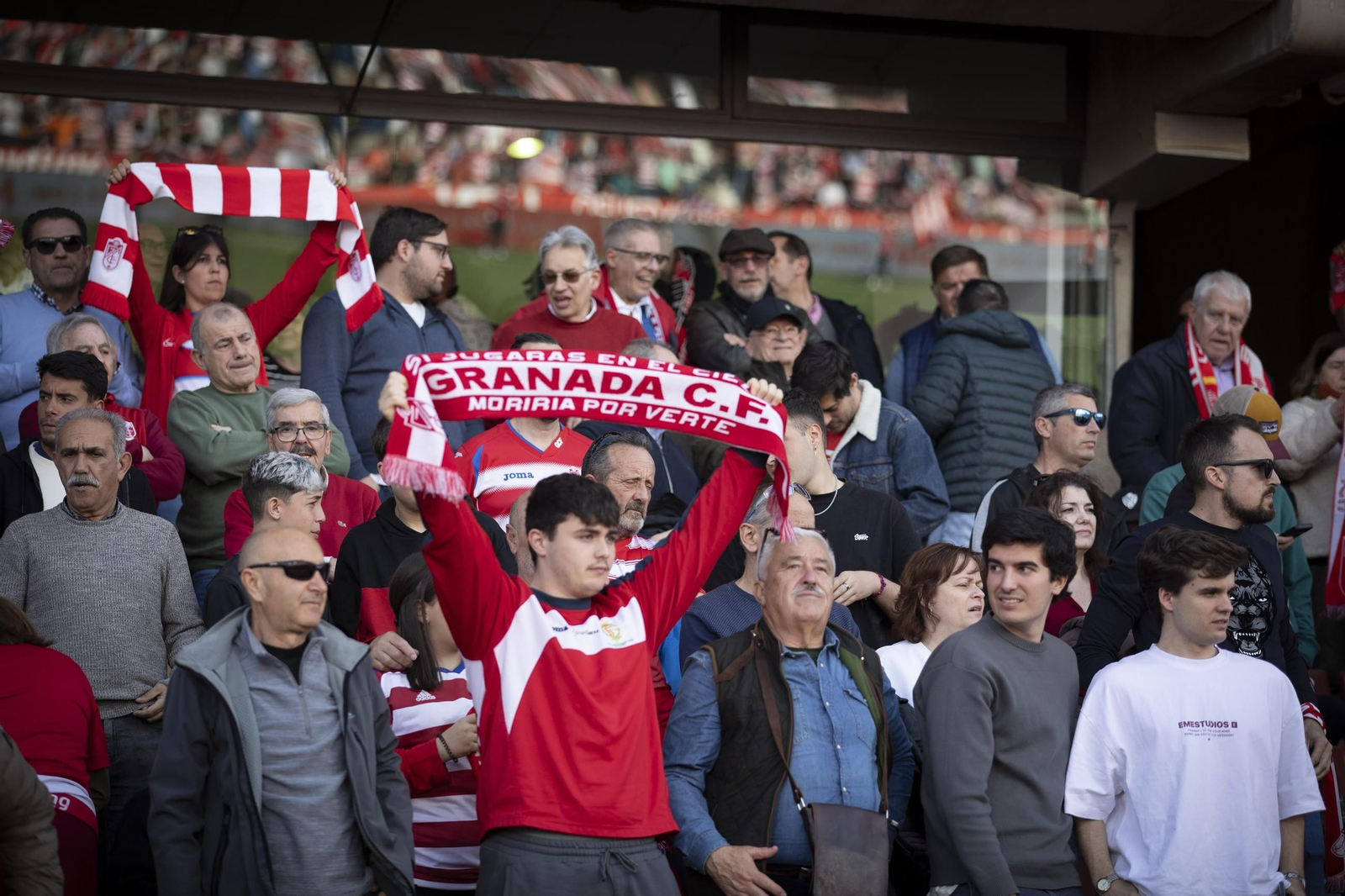 Encuéntrate en el recibimiento al Granada y la grada de Los Cármenes