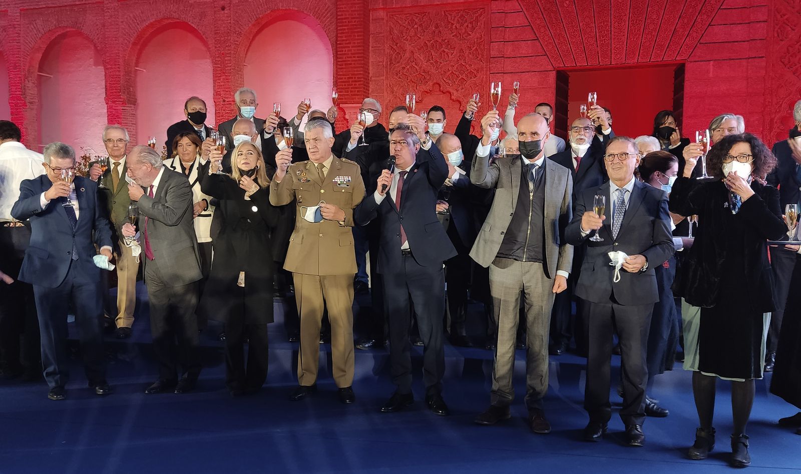 Los homenajeados y las autoridades asistentes al acto brindan en el Patio de la Montería.