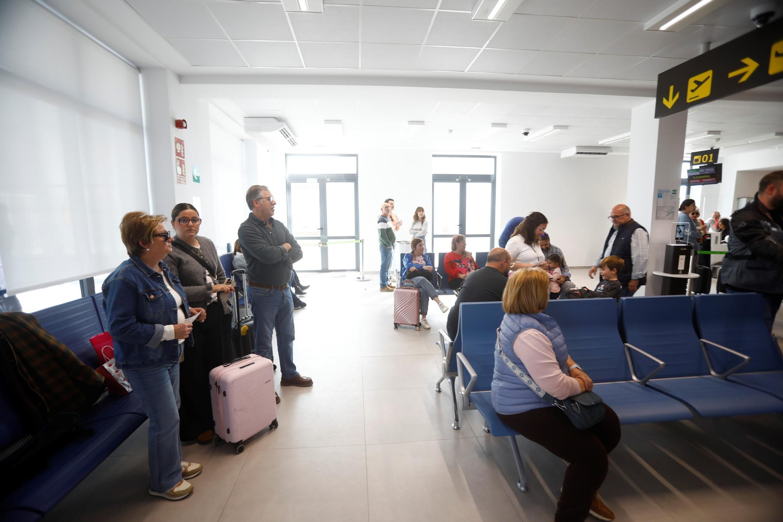 El aeropuerto de Córdoba recibe el primer vuelo de Binter desde Canarias, en imágenes