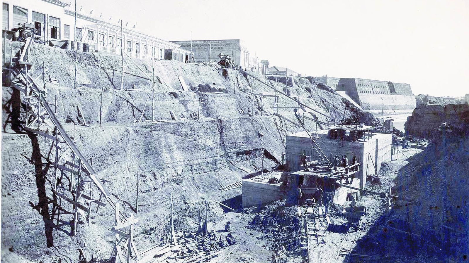 Refuerzo de la muralla en la zona del colegio del Campo del Sur y la Cárcel Real en 1944.