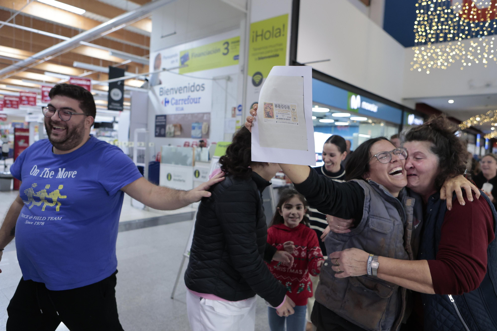 Alegría entre los premiados con el Gordo de la Lotería de Navidad