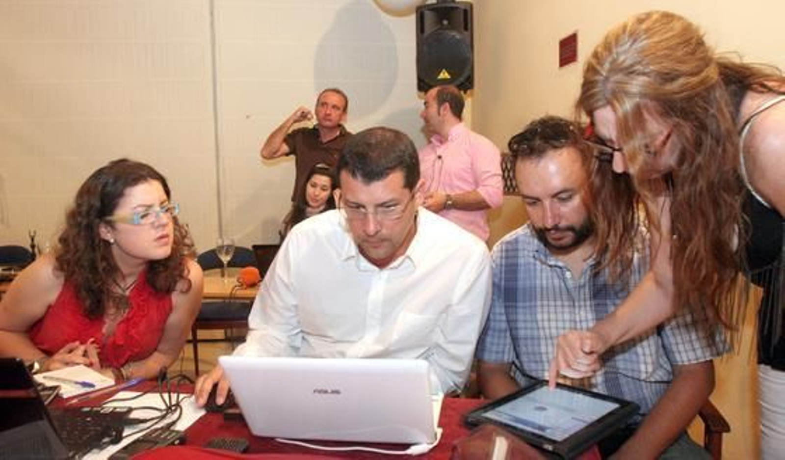 El equipo del PSOE, pendiente del escrutinio en el Hotel Monteconquero. /Josué Correa