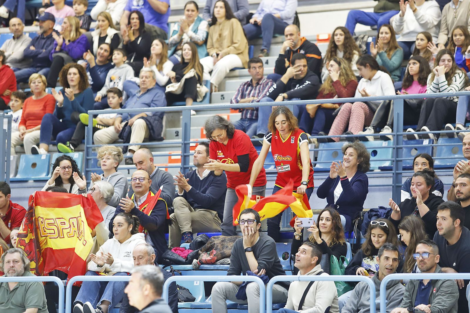 Ambiente en las gradas en el partido de la selección Española femenina de baloncesto contra Islnadia
