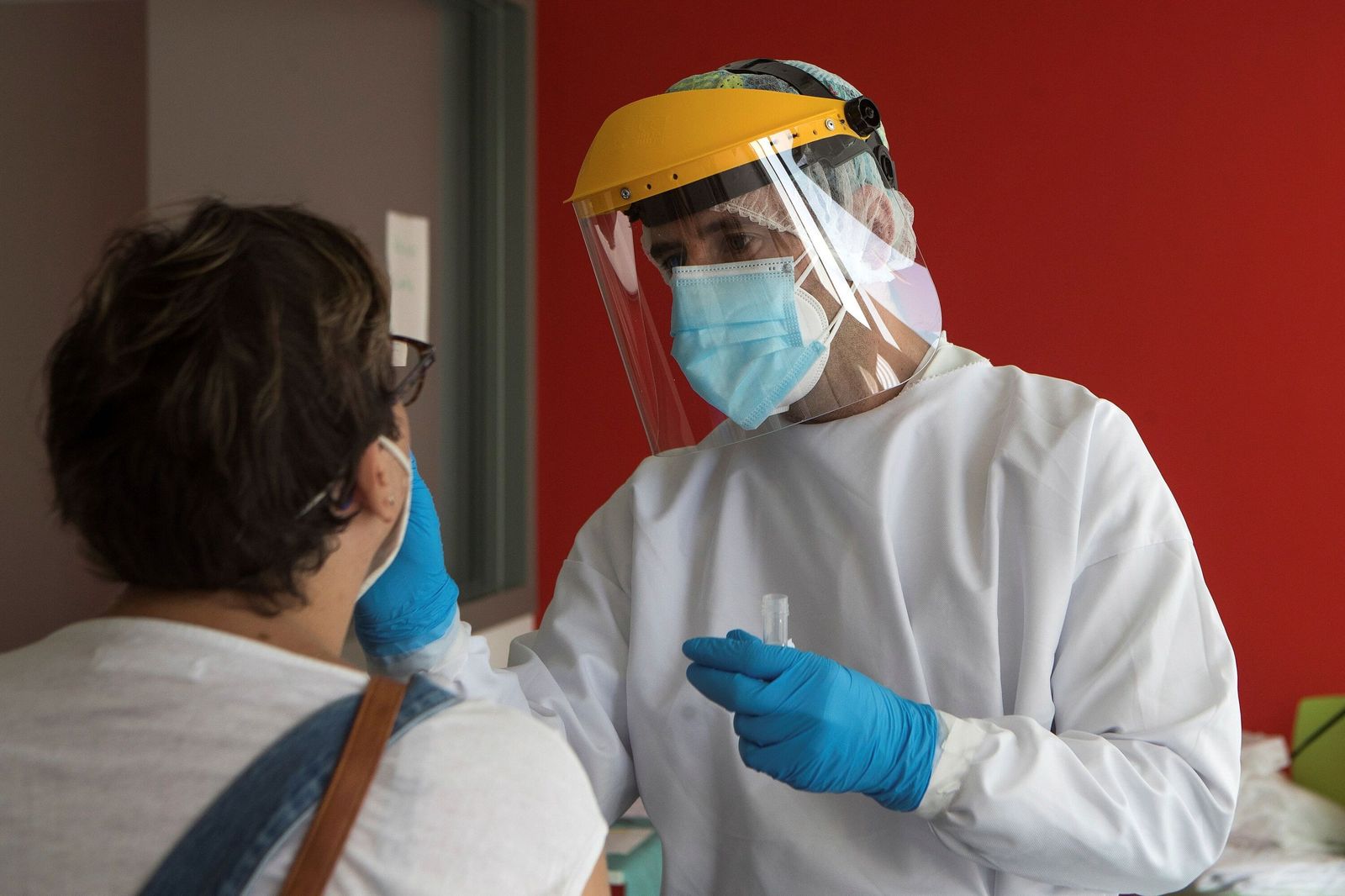 Un profesional sanitario toma una muestra para hacer un test de covid-19.