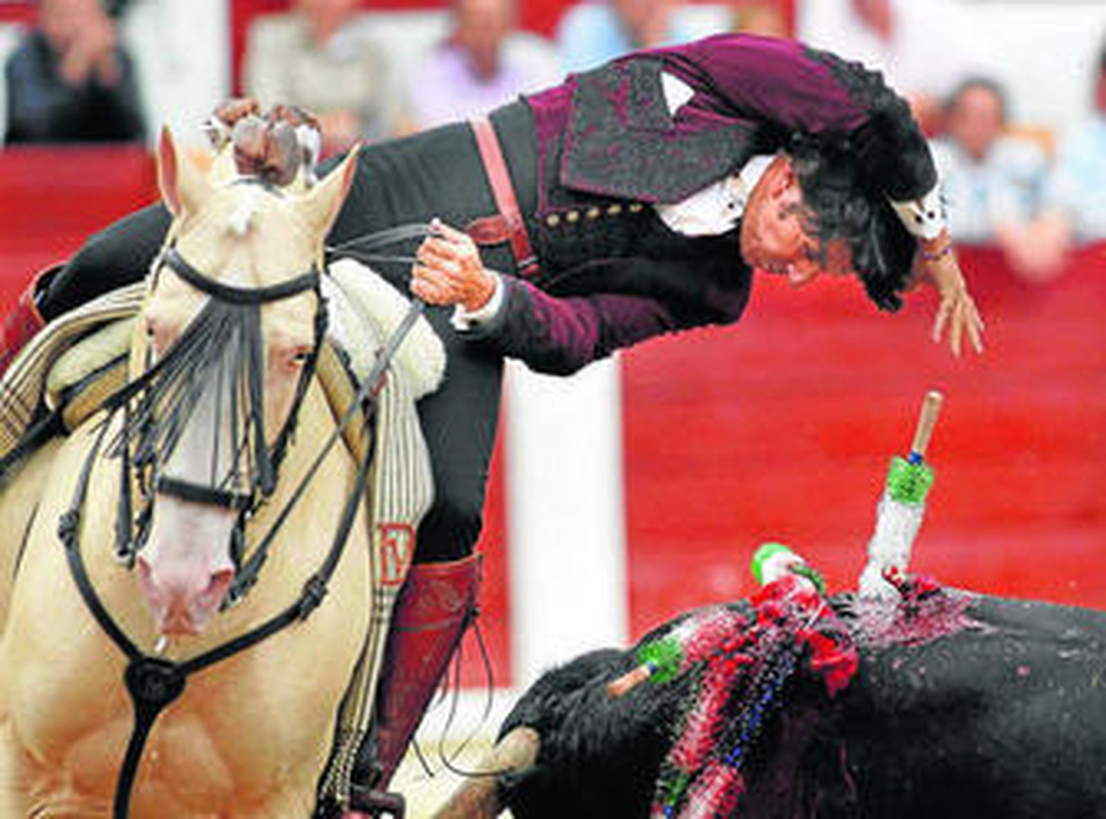 Diego Ventura, banderilleando durante su actuación ayer en Gijón, en la corrida de aniversario de la plaza.