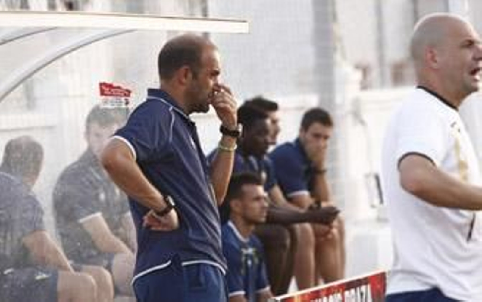 Monteagudo se lleva la mano a la cara en el transcurso del amistoso en San Roque./Erasmo Fenoy