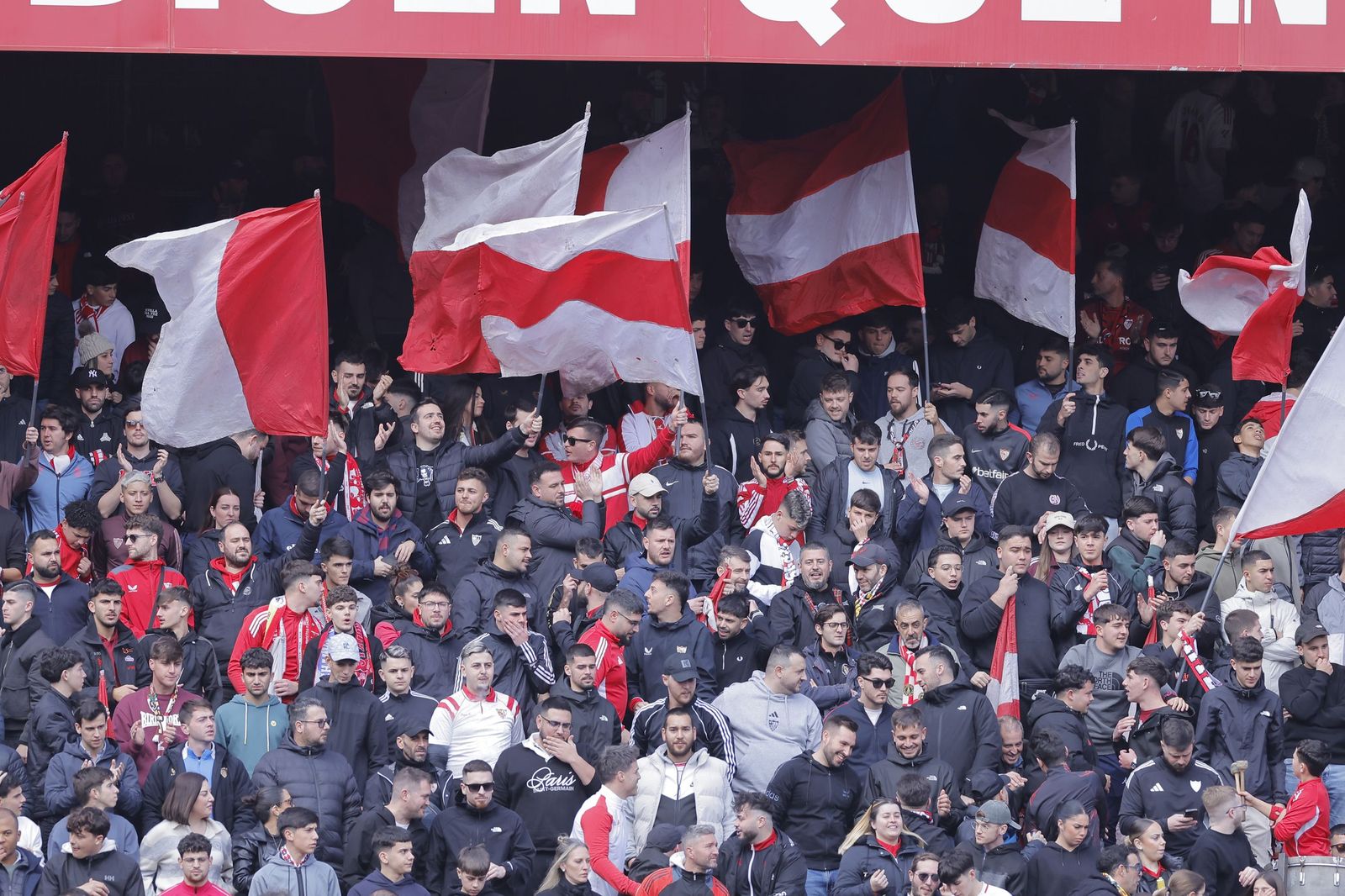 Búscate en las fotos del Sevilla - Girona