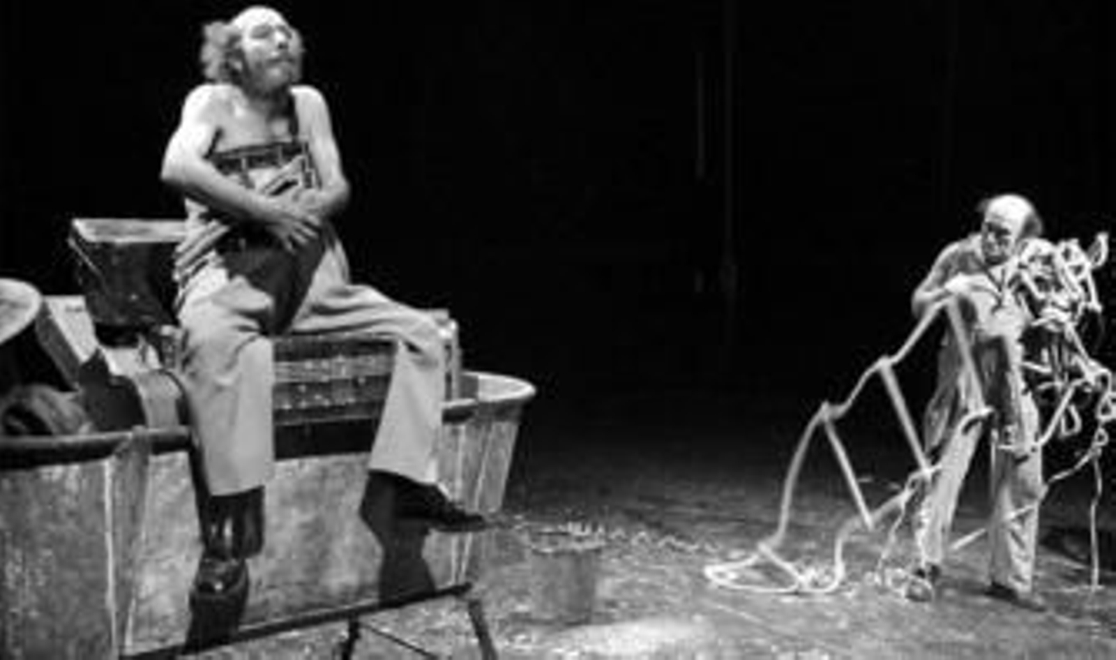 Una escena de 'Los que ríen los últimos', montaje de La Zaranda que ahora será trasvasado al cine.