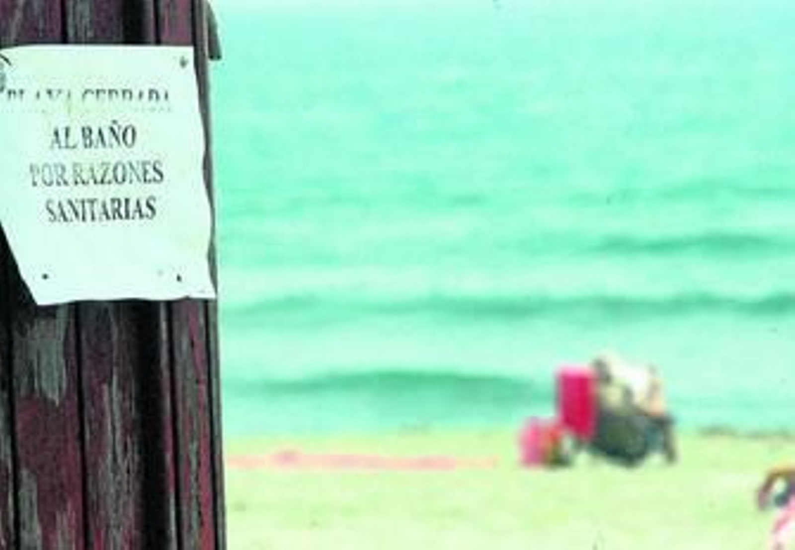 Cartel que informa de la prohibición de bañarse en la playa de San Bernardo.