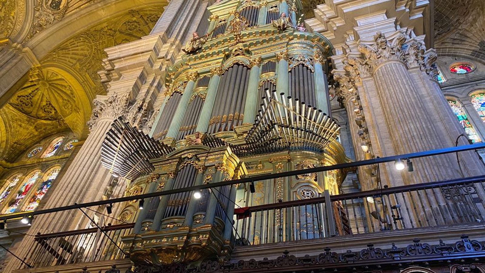 Uno de los dos órganos gemelos del siglo XVIII.