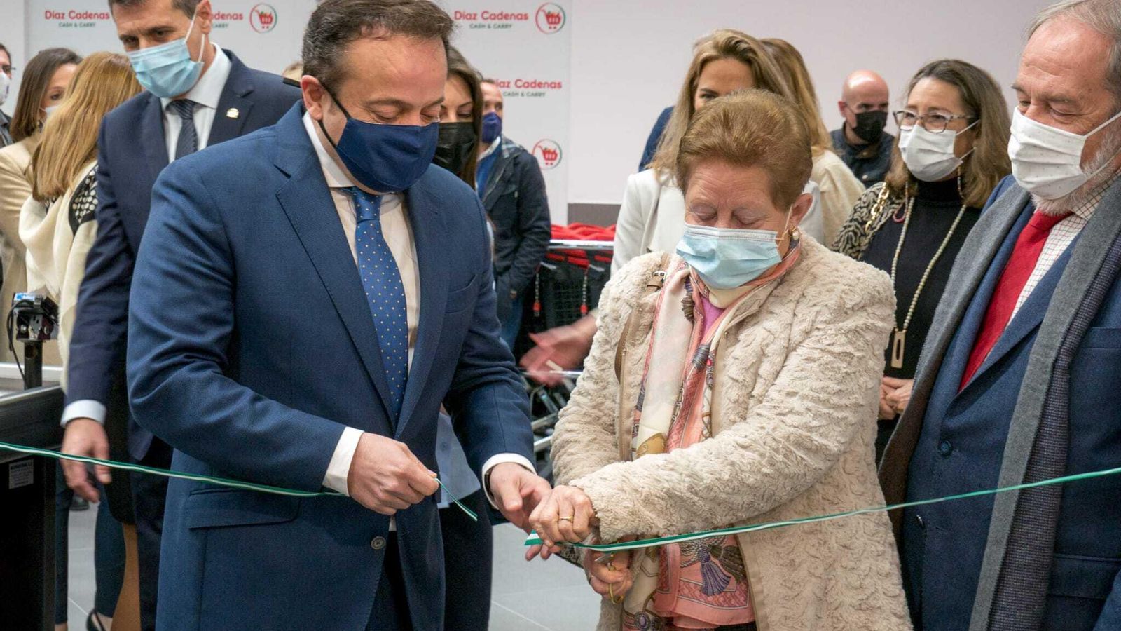 Corte de la cinta en la inauguración del nuevo centro Díaz Cadenas.