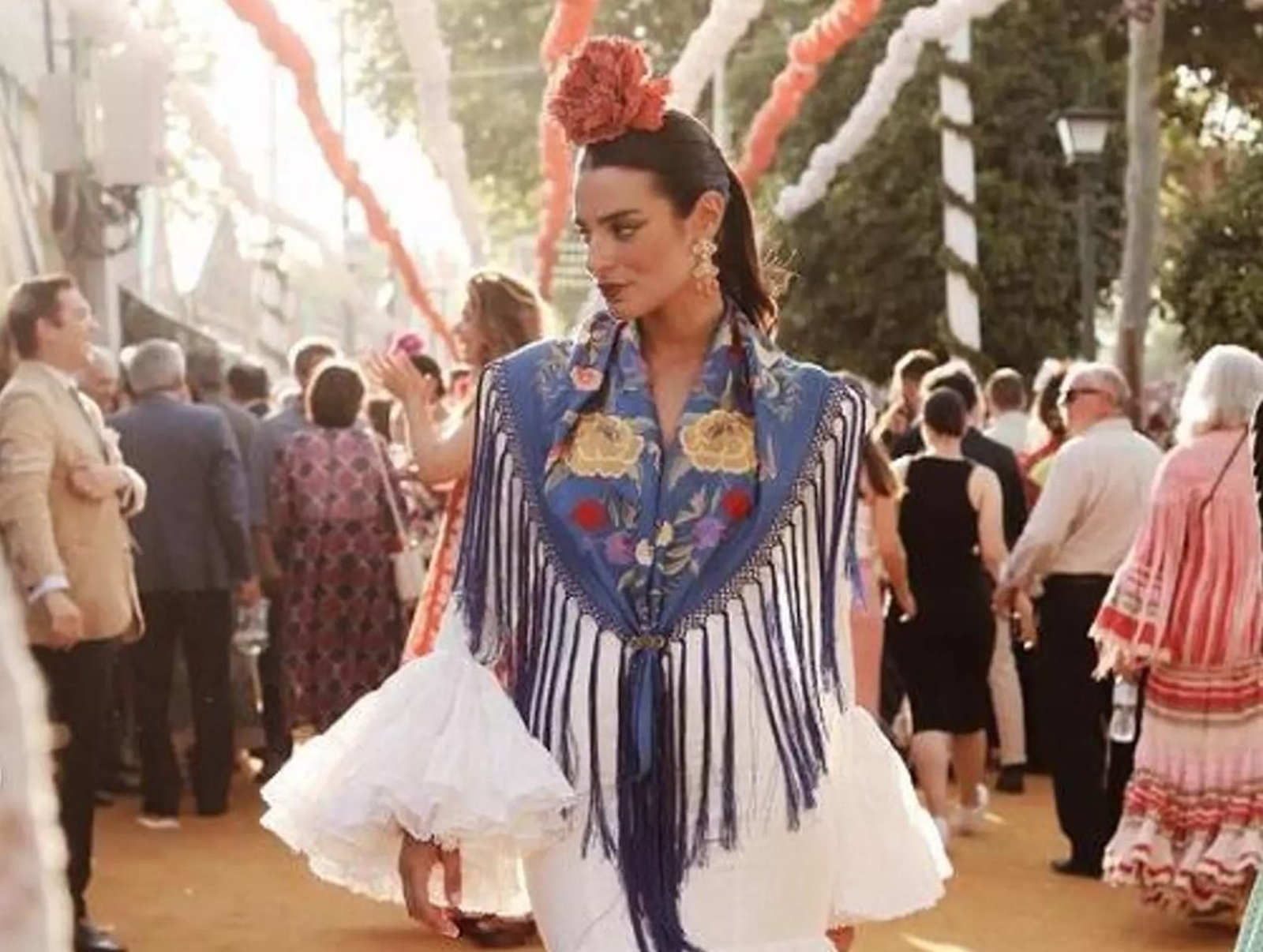 En pico y fruncido, así llevan las sevillanas el mantoncillo a la Feria de Abril.