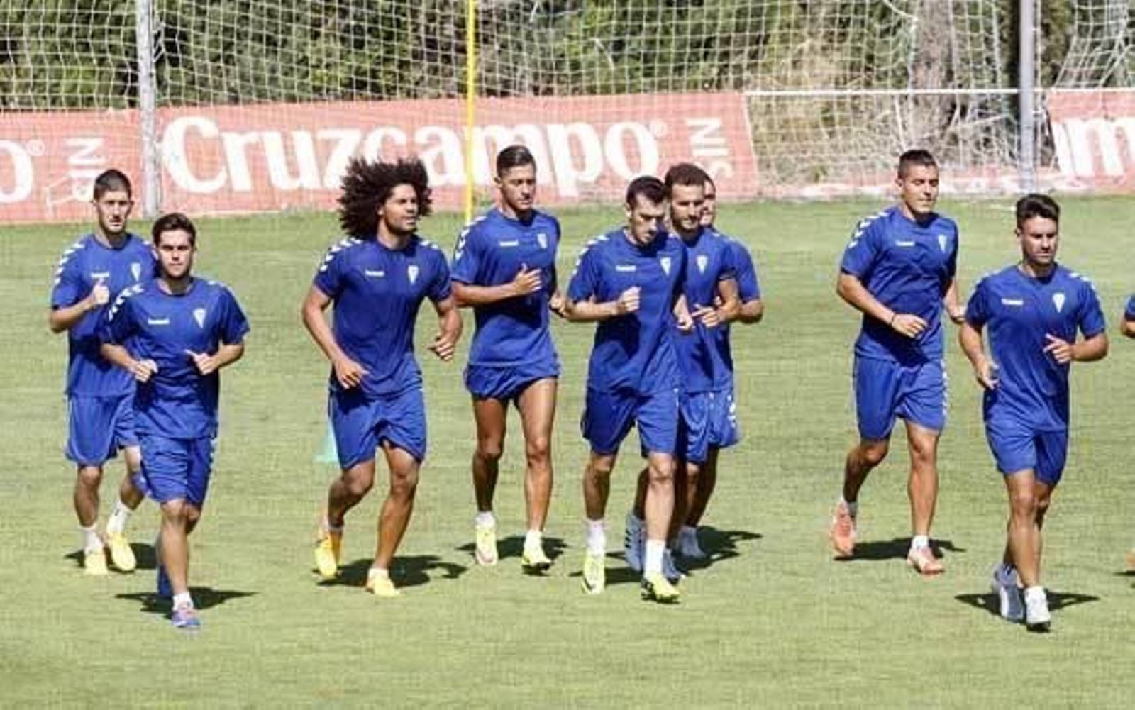 Varios jugadores cadistas se ejercitan en El Rosal.