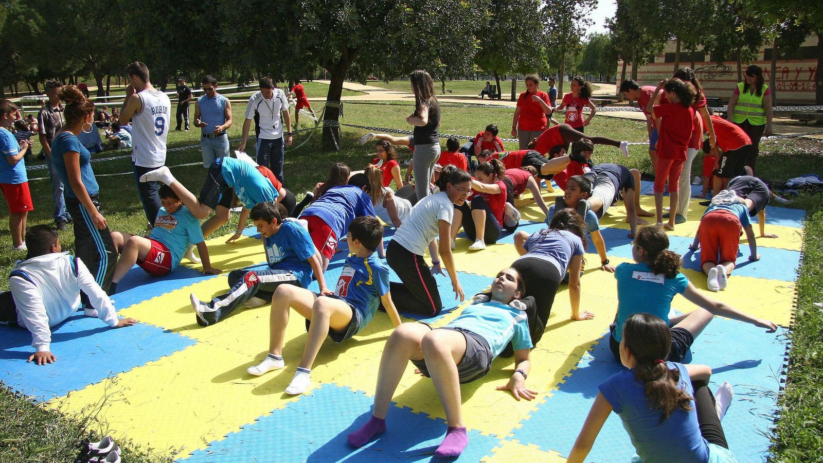 El deporte en equipo es beneficioso para niños a los que les cueste trabajar en equipo.