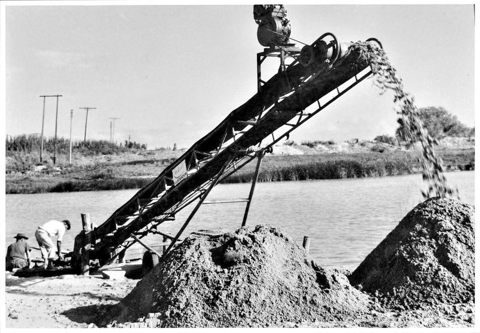 Descarga de arena en el muelle del Puente de Cartuja. Finales de´cada de los 60.