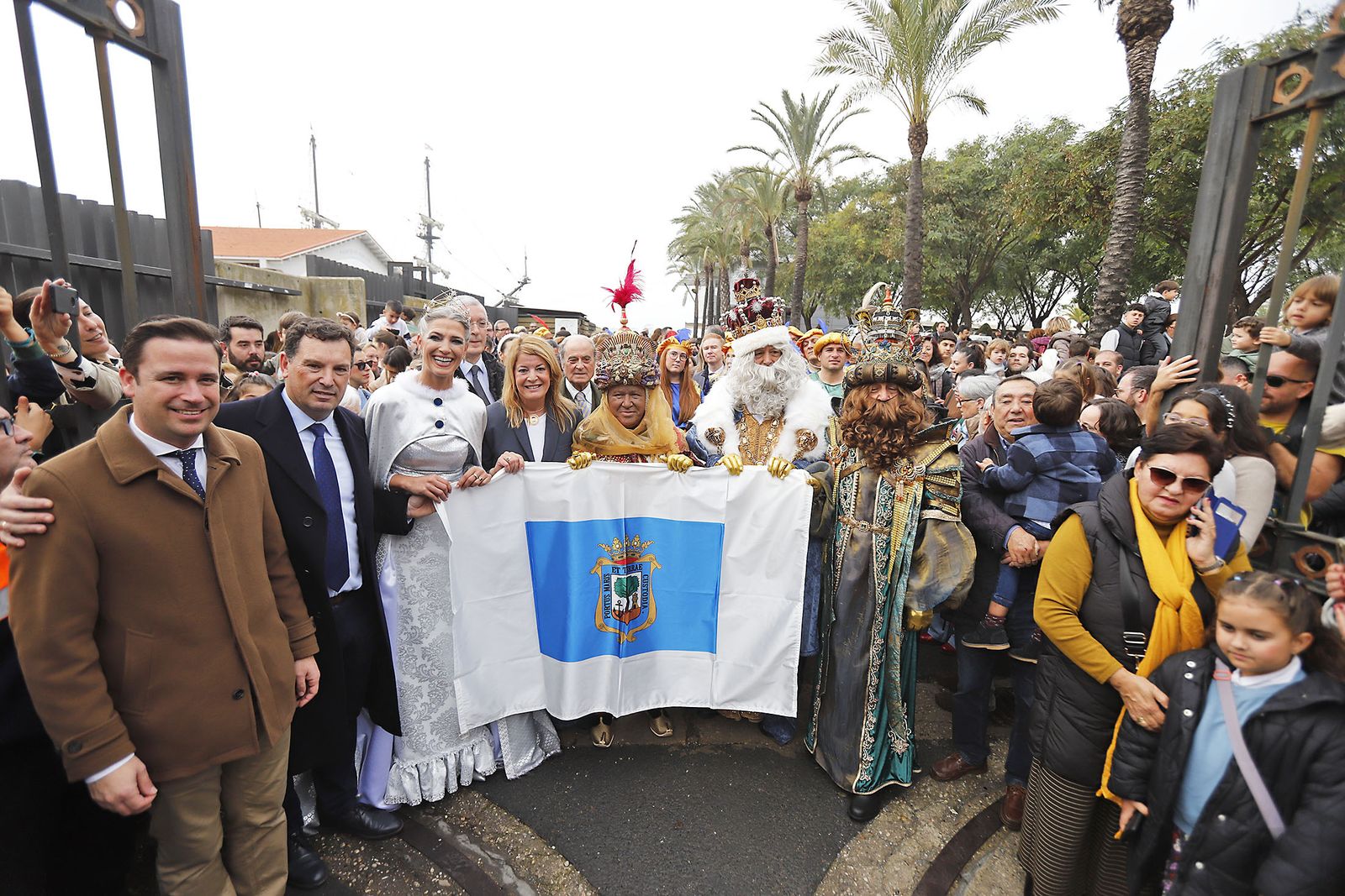 Imágenes de la mágica llegada de los Reyes Magos y la Estrella de la Ilusión a Huelva en barco