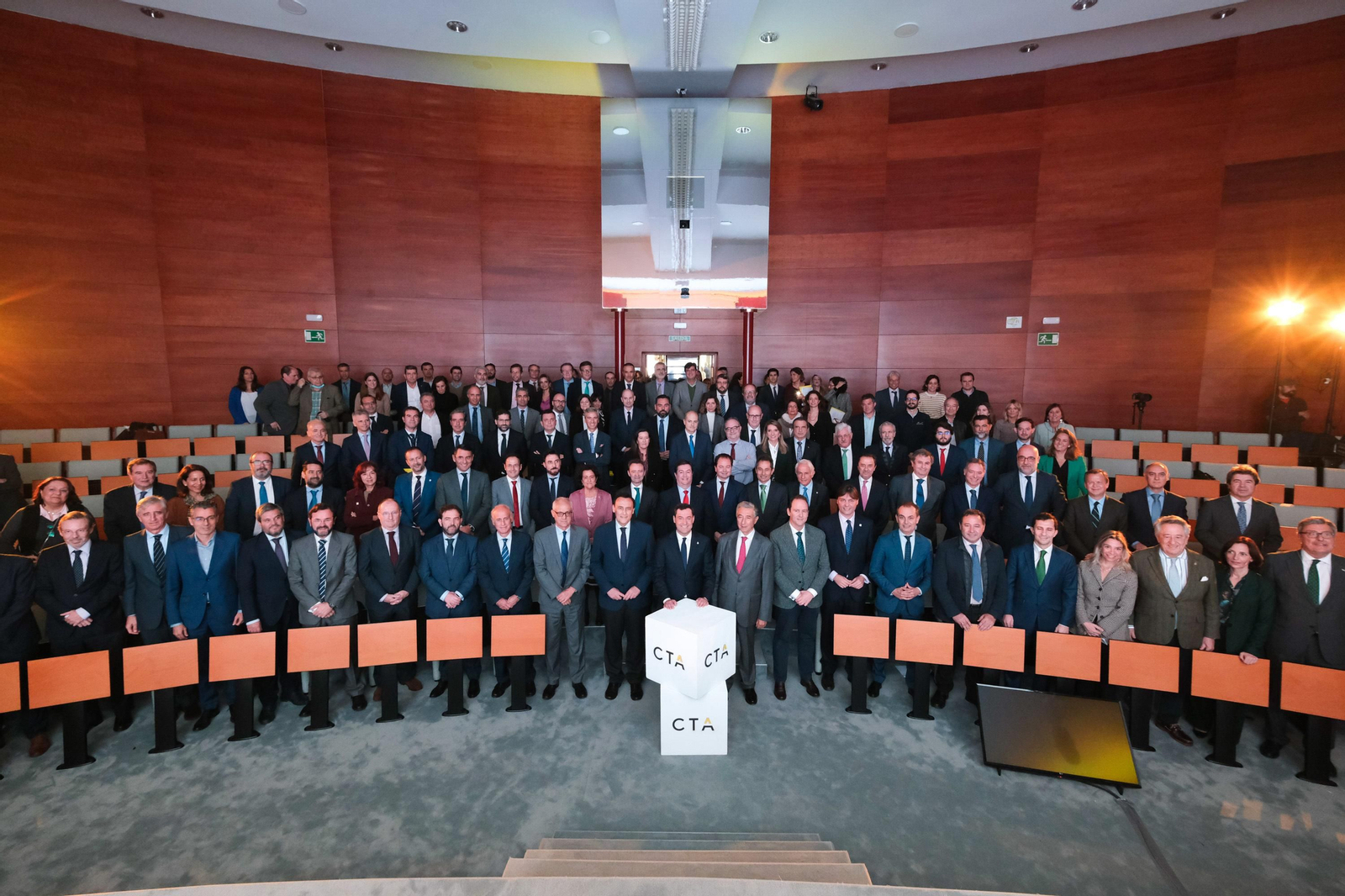 El presidente de la Junta de Andalucía junto a las empresas miembro de CTA.