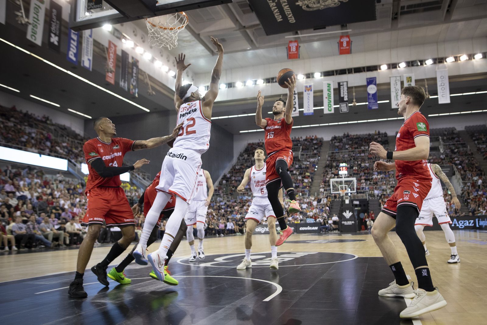Luís Costa trata de dejar una bandeja ante Brandon Davis.
