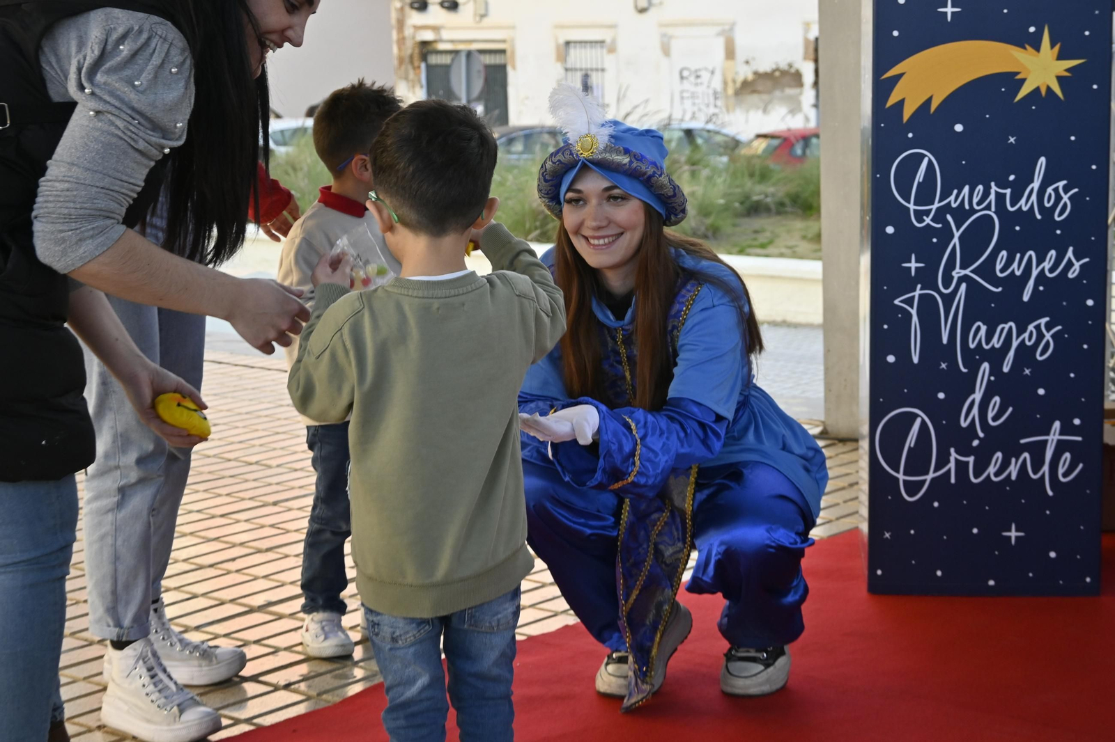 Recogida de cartas del paje real en la plaza Miguel Raya en el Molino, en imágenes