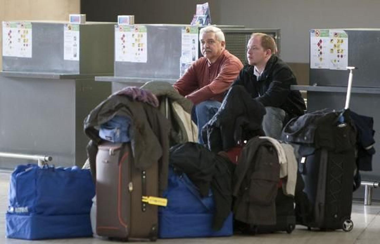La nube de ceniza del volcán isladés provoca el cierre de San Pablo.

Foto: Julio Muñoz (EFE)
