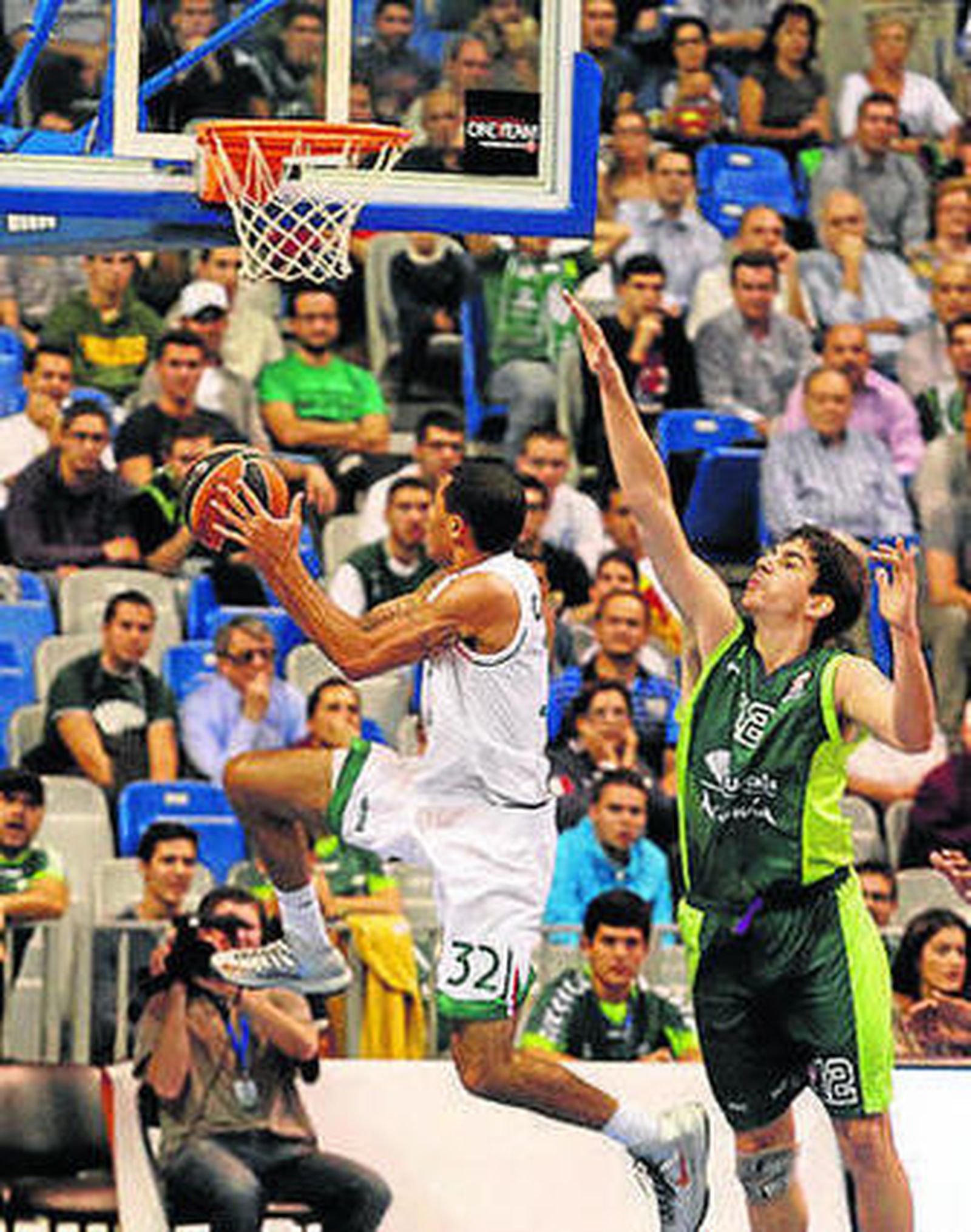 Carlos Suárez intenta taponar.