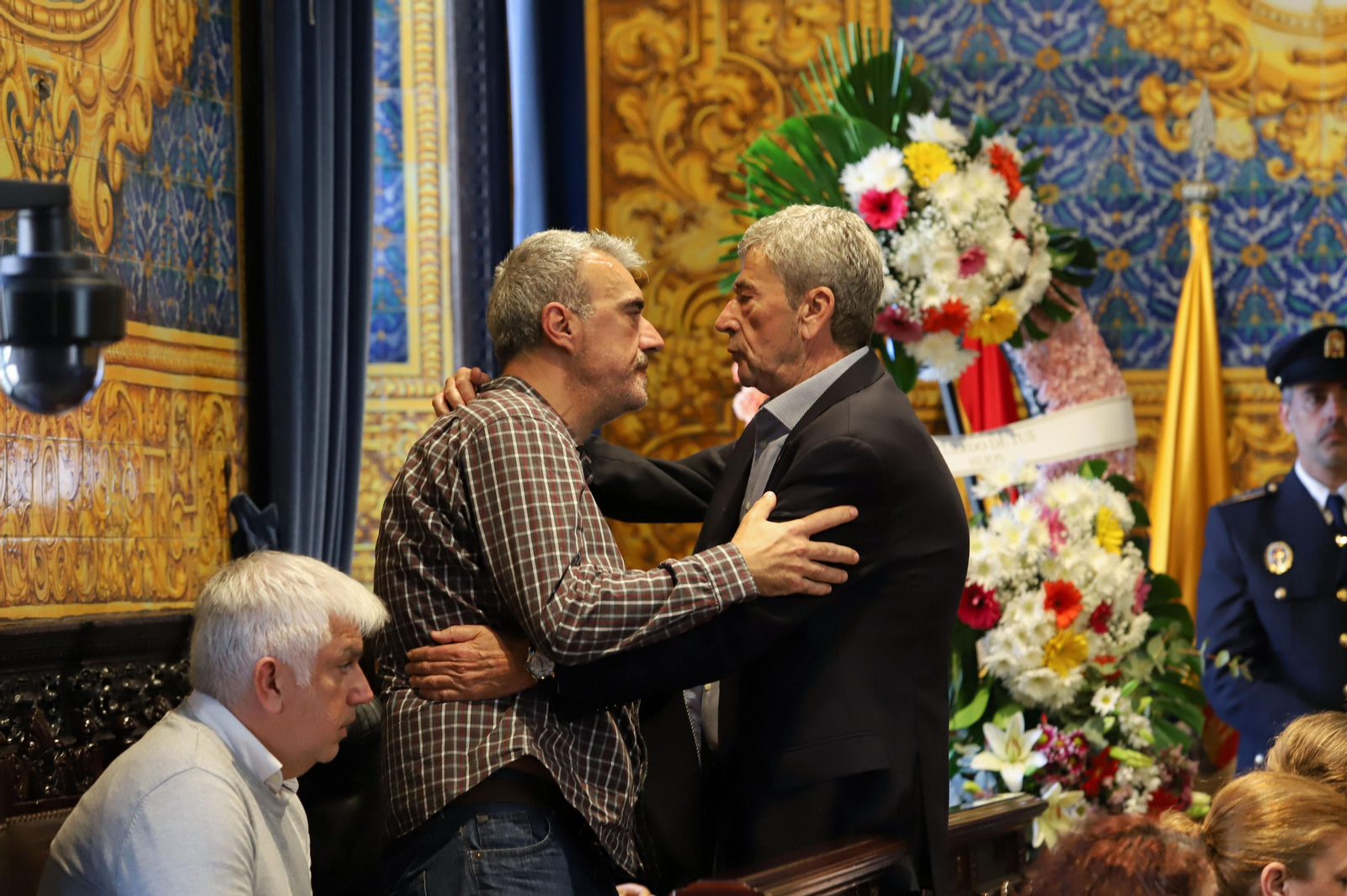 Imágenes de la capilla ardiente de Ernesto Delgado instalado en el Salón de Plenos del Ayuntamiento de Algeciras
