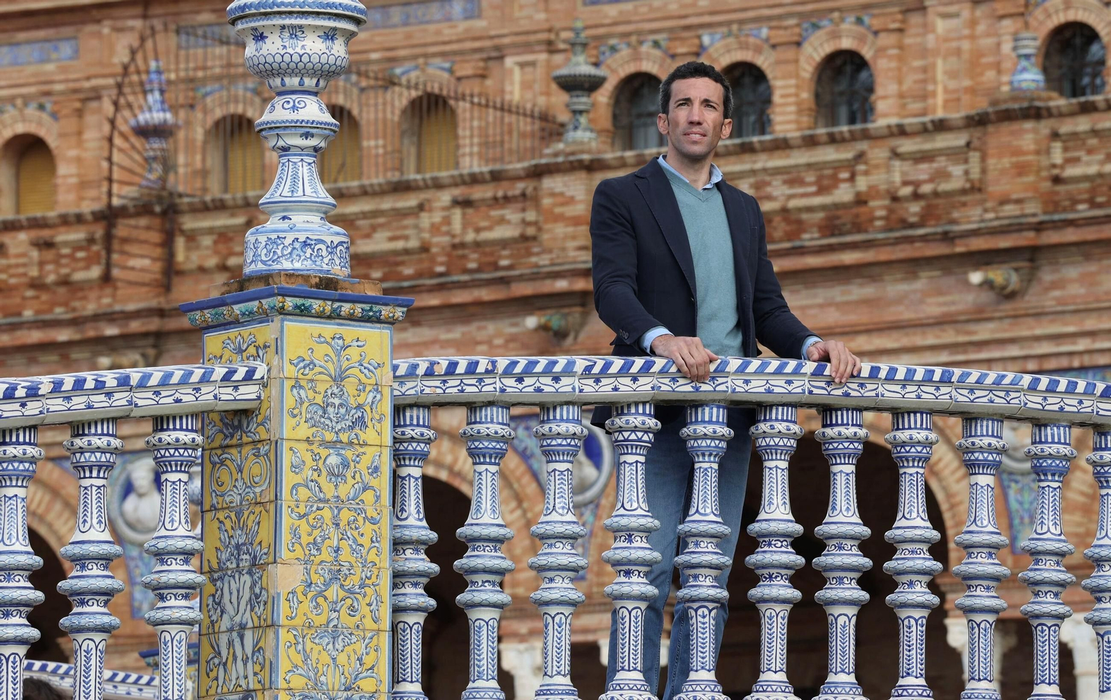 David de Miranda posa en uno de los puentes de la plaza de España en Sevilla.