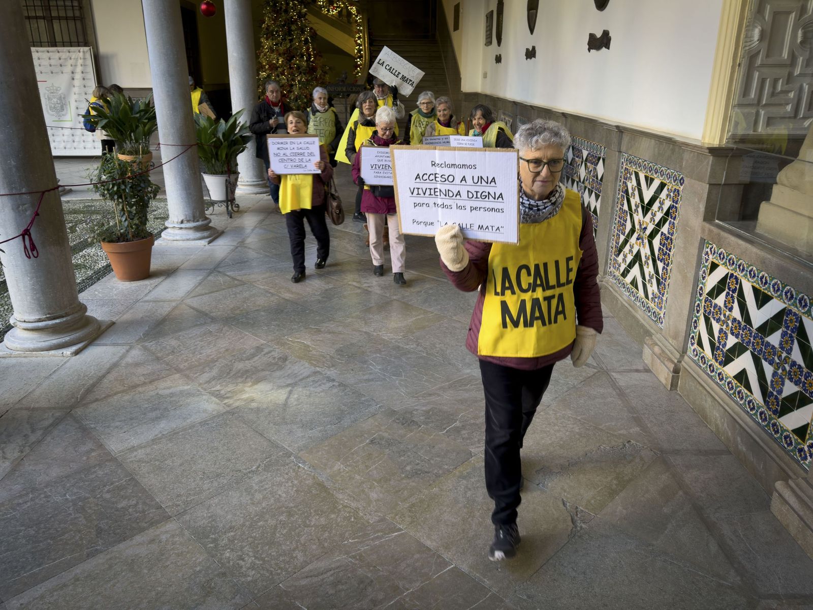 Imagen de una protesta de la plataforma La Calle Mata en el interior del Ayuntamiento de Granada