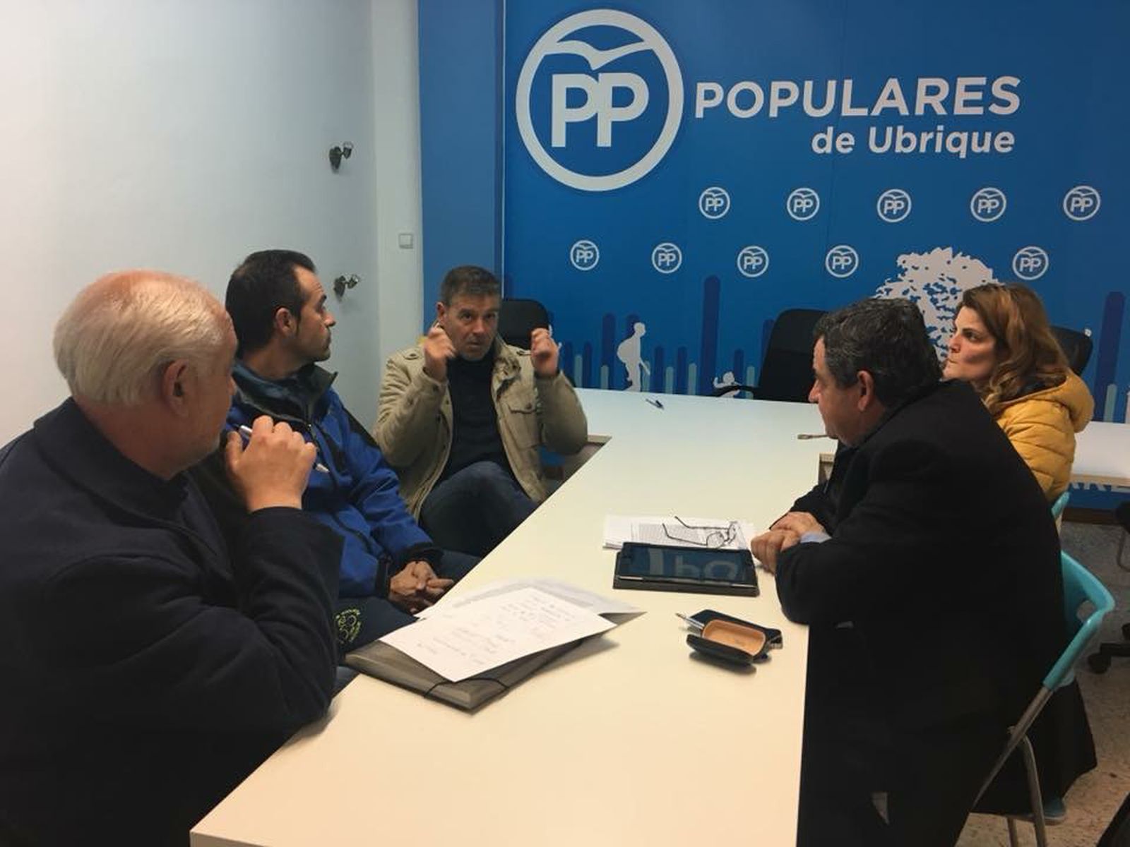 Los populares José Loaiza y Manuel Toro, en un encuentro con un colectivo de ciclistas.