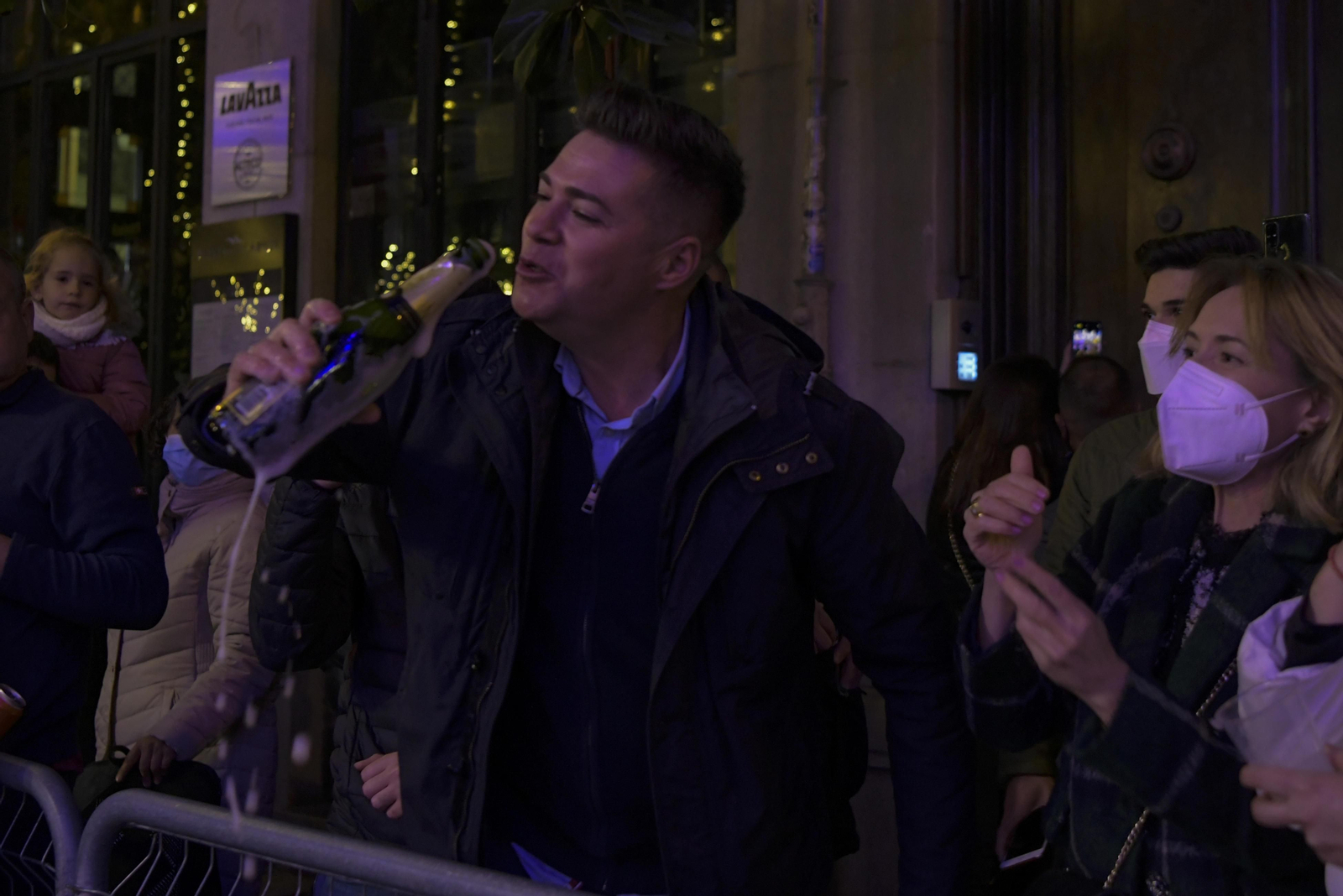 Así fue la Nochevieja 2021 en Granada, en imágenes: uvas en una Plaza del Carmen vallada y ambiente de fiesta en la calle
