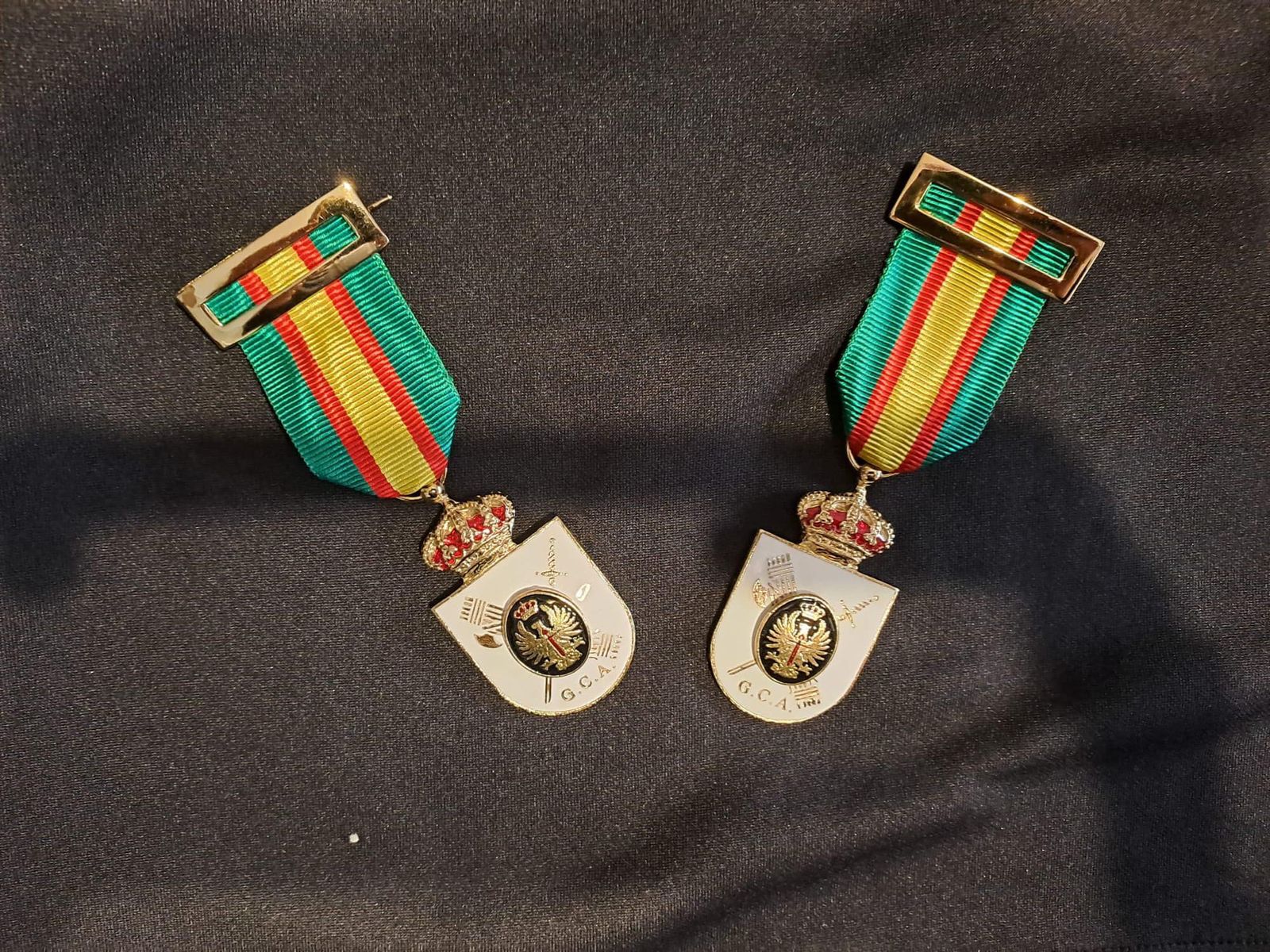 Las medallas concedidas a dos policías locales de Sevilla.