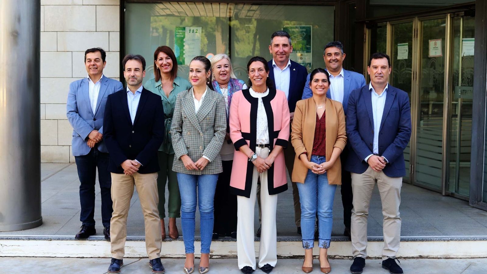 Loles López y Bella Verano con todos los delegados provinciales de Huelva.