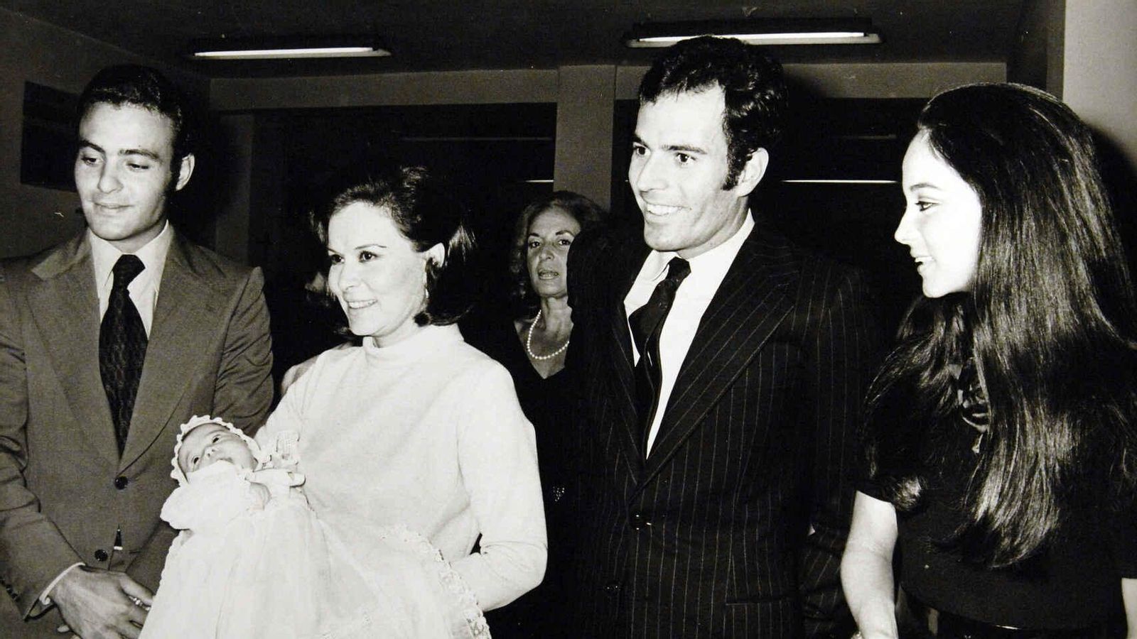 Isabel Preysler y Julio Iglesias con Beatriz y Carlos, padres de ella, con Julio José en brazos, su nieto mayor, en su bautizo. Isabel Preysler y Julio Iglesias con Beatriz y Carlos, padres de ella, con Julio José en brazos, su nieto mayor, en su bautizo.