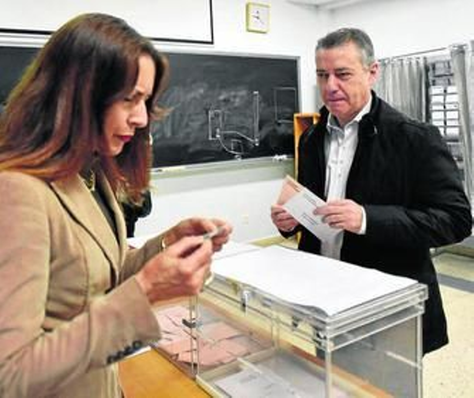 El lehendakari, Íñigo Urkullu, se dispone a introducir la papeleta en Durango.