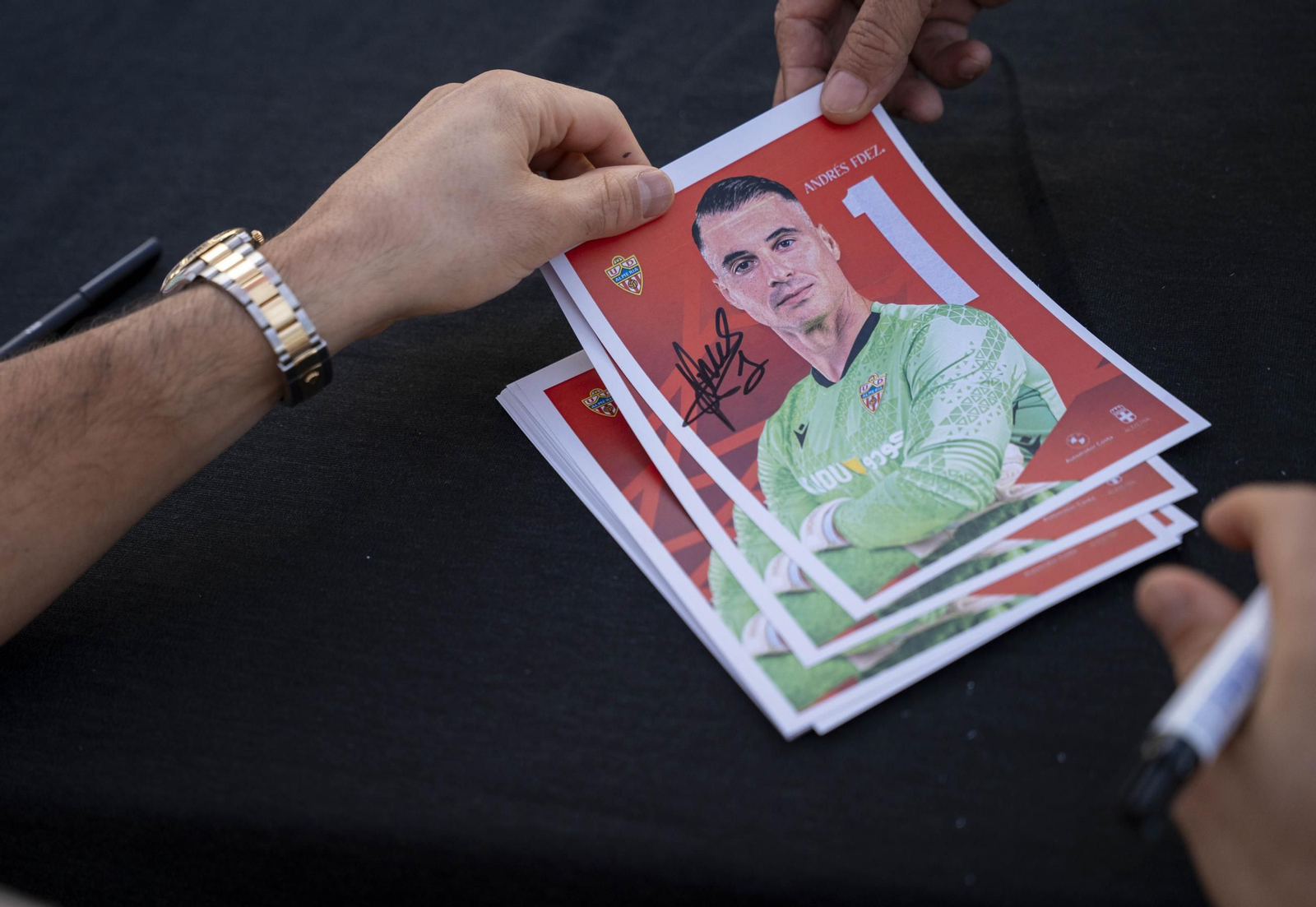 Los jugadores de la UDA Thalys y Andrés firman autógrafos