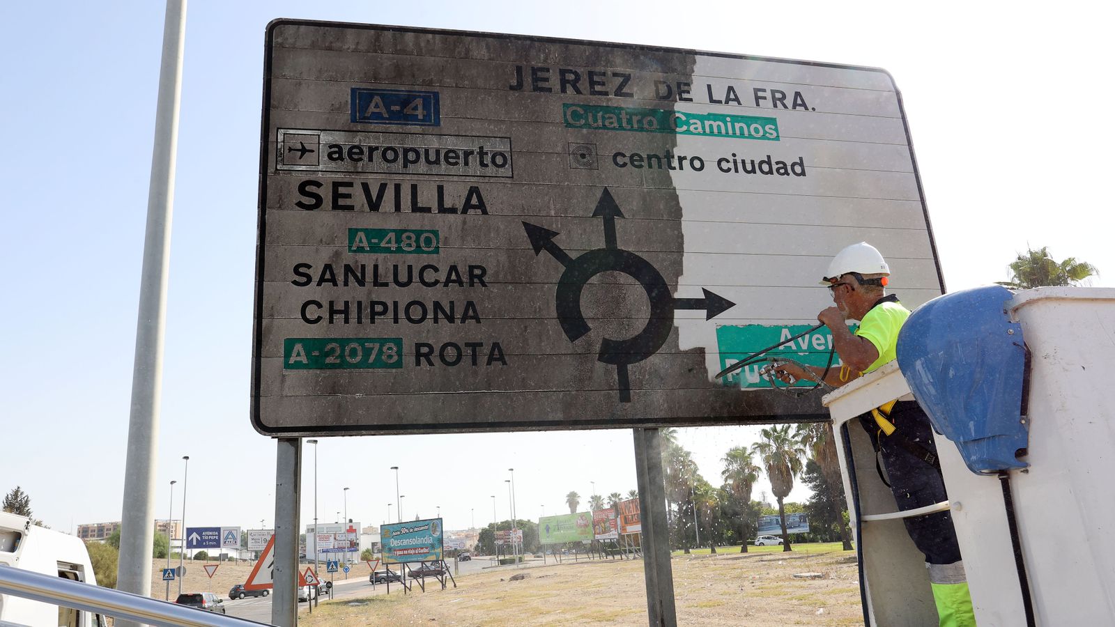 Trabajos de limpieza en un cartel.