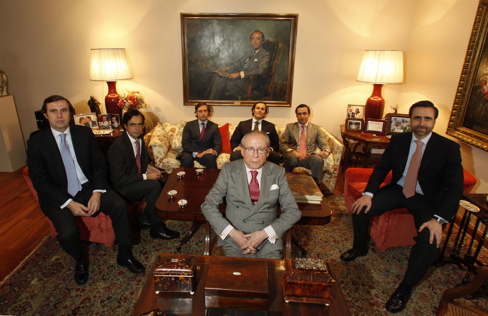El empresario jerezano acompañado por sus seis hijos varones. De izquierda a derecha, Zoilo, Alfonso, Pablo, Álvaro, José María y Javier.