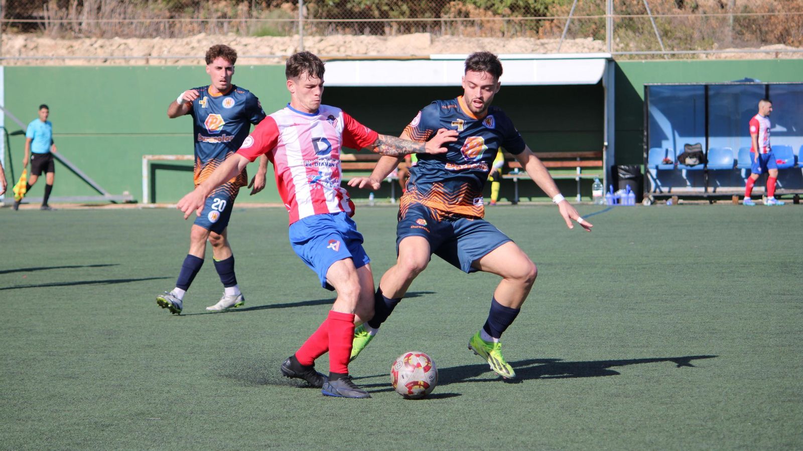 Dani Mesas pugna por un balón con el almeriense Javi Vertiz, del Torredonjimeno, durante una acción del encuentro.