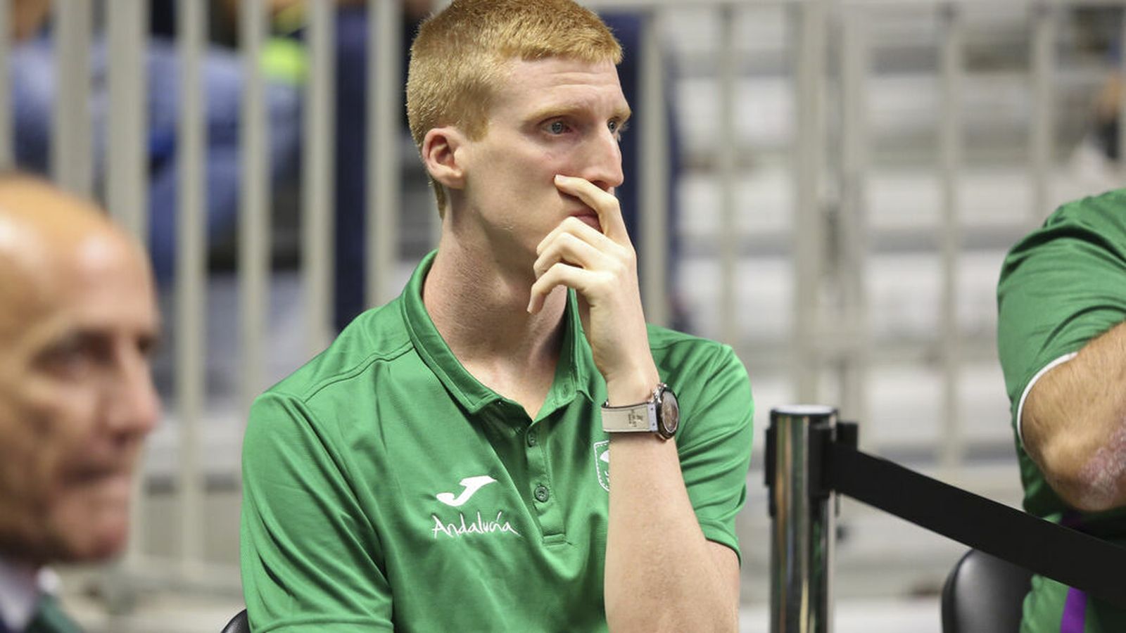 Alberto Díaz observa un partido en el Carpena.