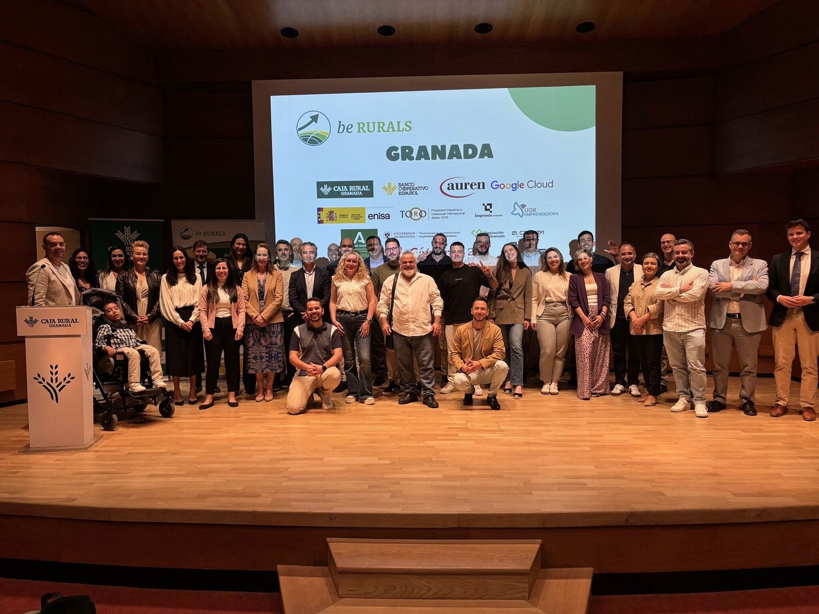 Foto de familia de los participantes.
