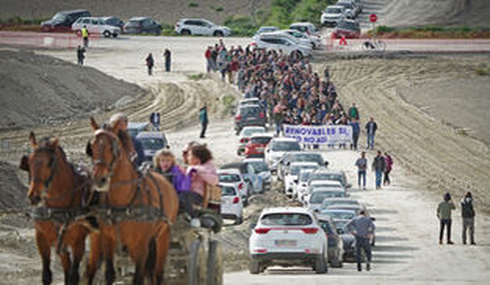 Marcha de protesta contra la construcción del parque eólico El Barroso en el viñedo del Marco.