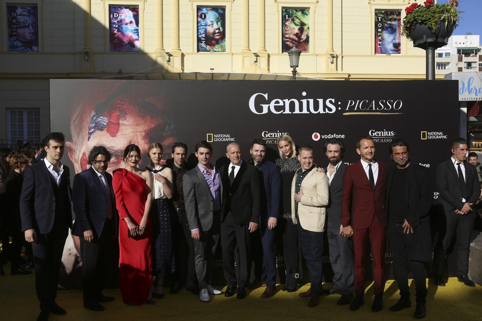 Antonio Banderas junto al equipo de 'Genius' antes del estreno.
