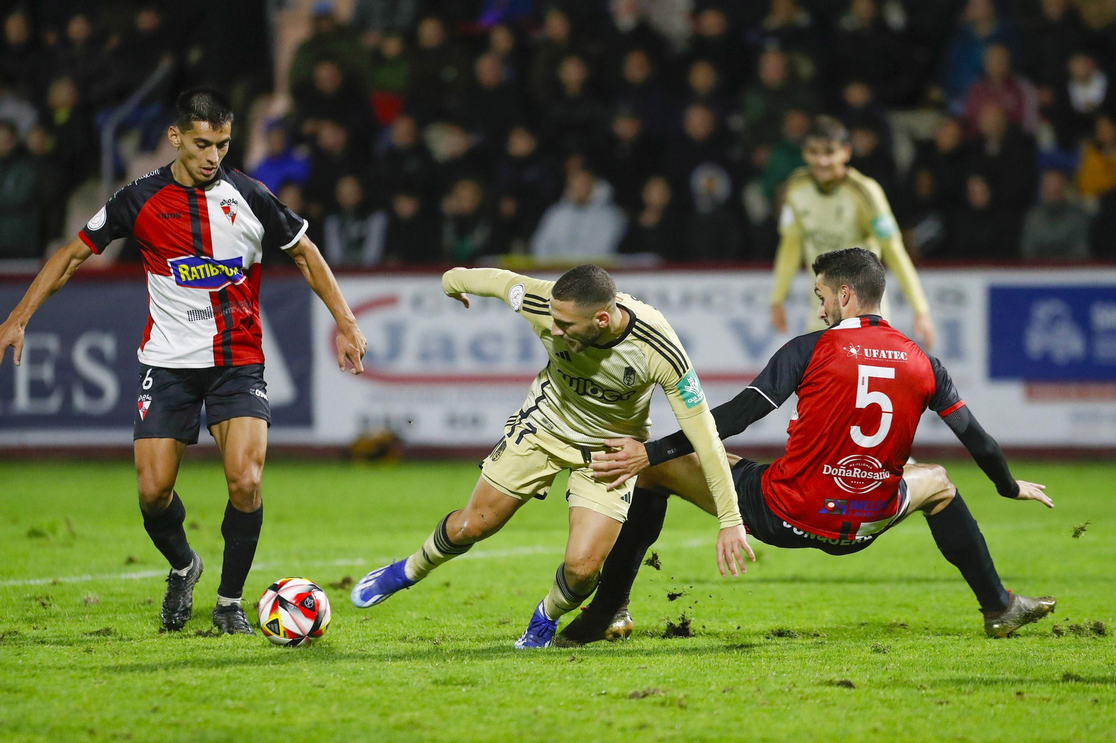 Una acción del partido de Copa entre Granada y Arosa